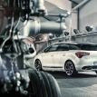 028C01EA04836358-photo-citroen-ds5-la-berline-pose-avec-le-concorde.jpg